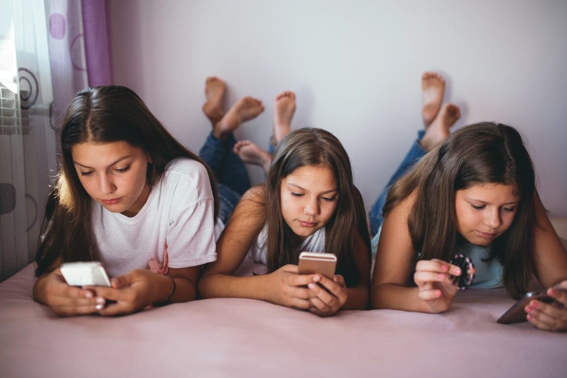 girls looking at smartphones